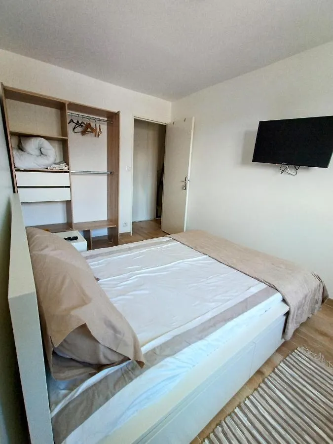 Private Room In Renovated Apartment - Tram 1 Min Walk Nizza Francia