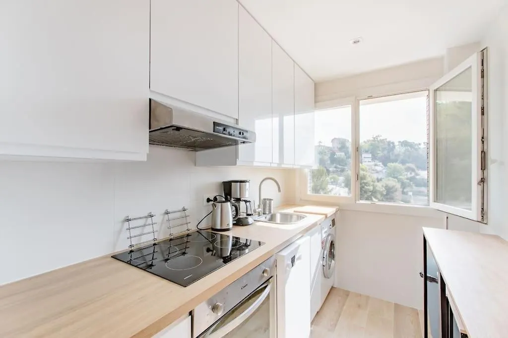 Private Room In Renovated Apartment - Tram 1 Min Walk Nizza Alloggio in famiglia
