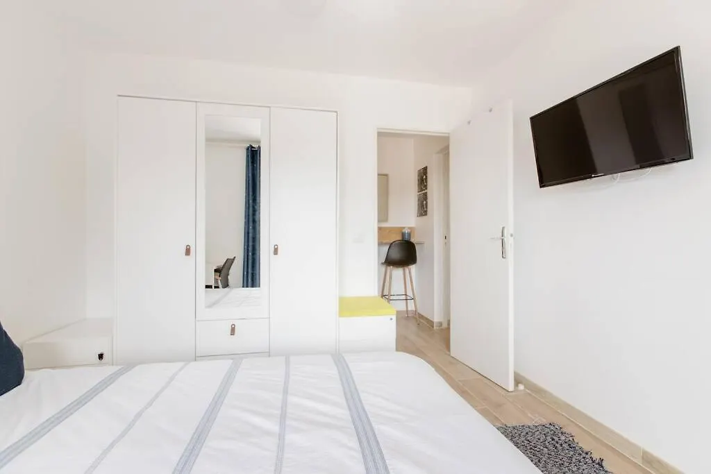Private Room In Renovated Apartment - Tram 1 Min Walk Nizza Alloggio in famiglia