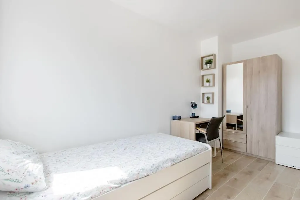 Private Room In Renovated Apartment - Tram 1 Min Walk Nice