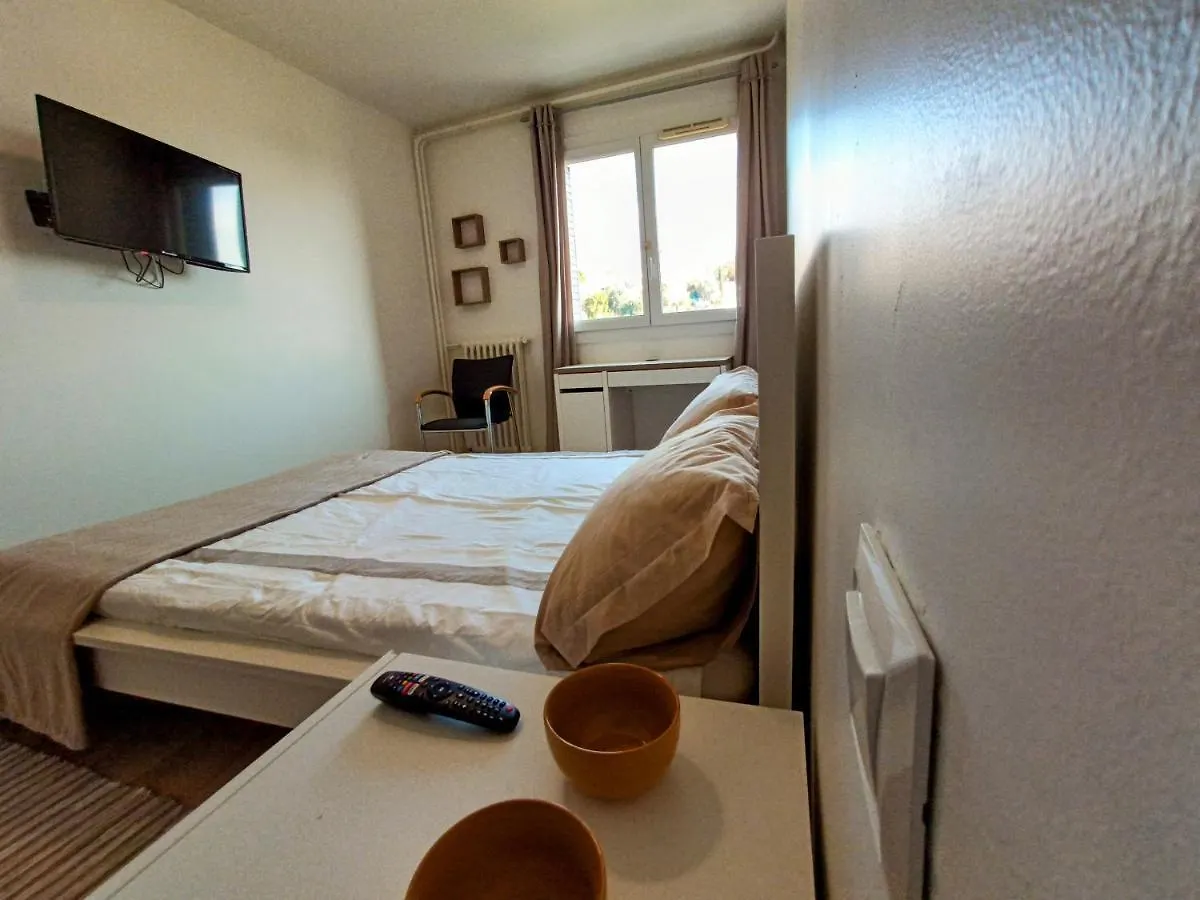 Private Room In Renovated Apartment - Tram 1 Min Walk Nice 0*,  France