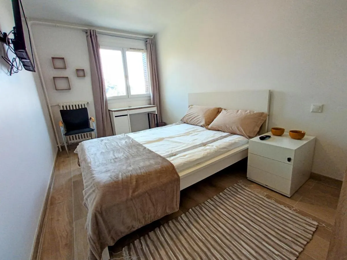 Private Room In Renovated Apartment - Tram 1 Min Walk Nice