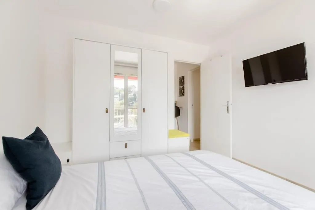 Private Room In Renovated Apartment - Tram 1 Min Walk Nice Homestay