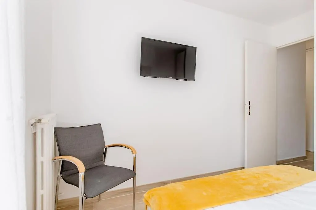 Private Room In Renovated Apartment - Tram 1 Min Walk Nizza Alloggio in famiglia
