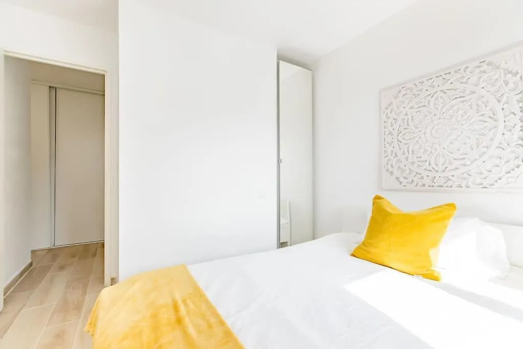 Homestay Private Room In Renovated Apartment - Tram 1 Min Walk Nice