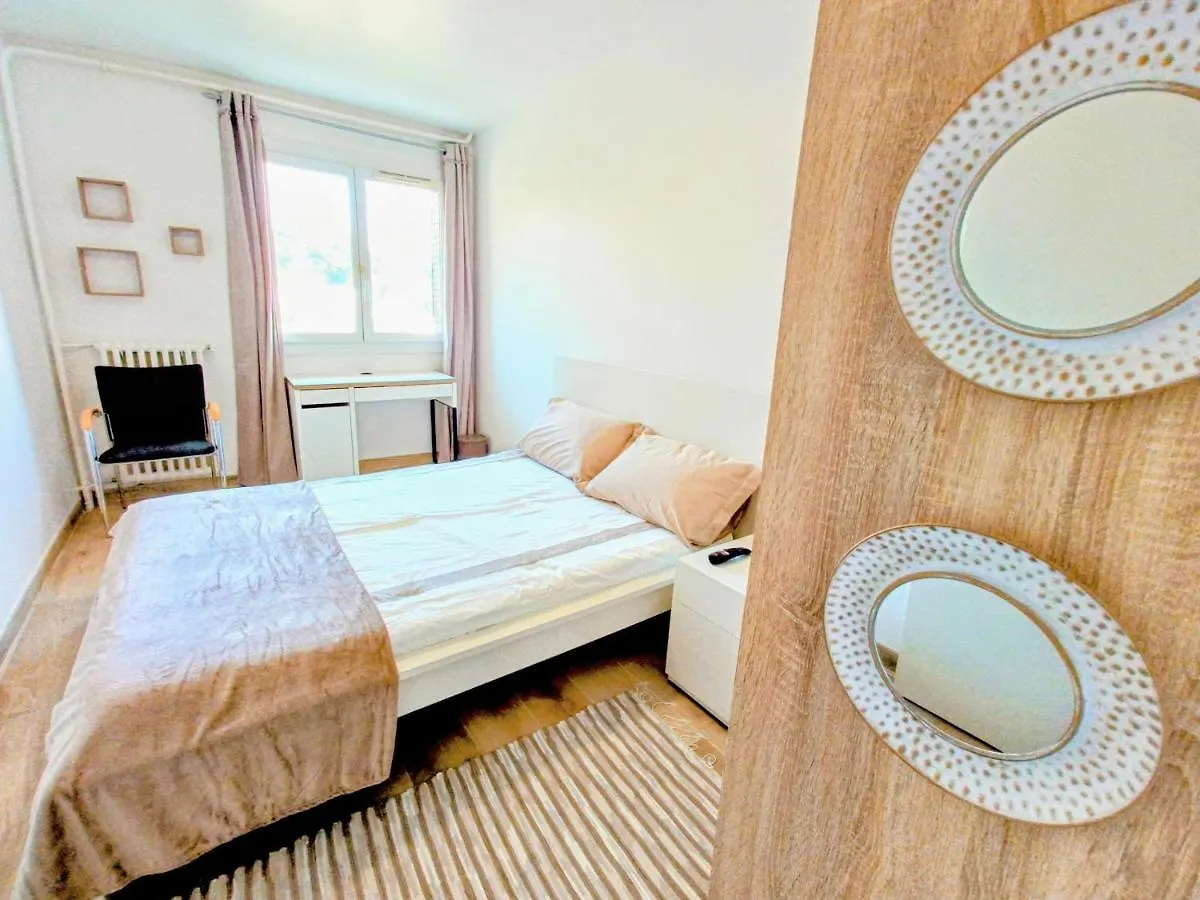 Private Room In Renovated Apartment - Tram 1 Min Walk Nice