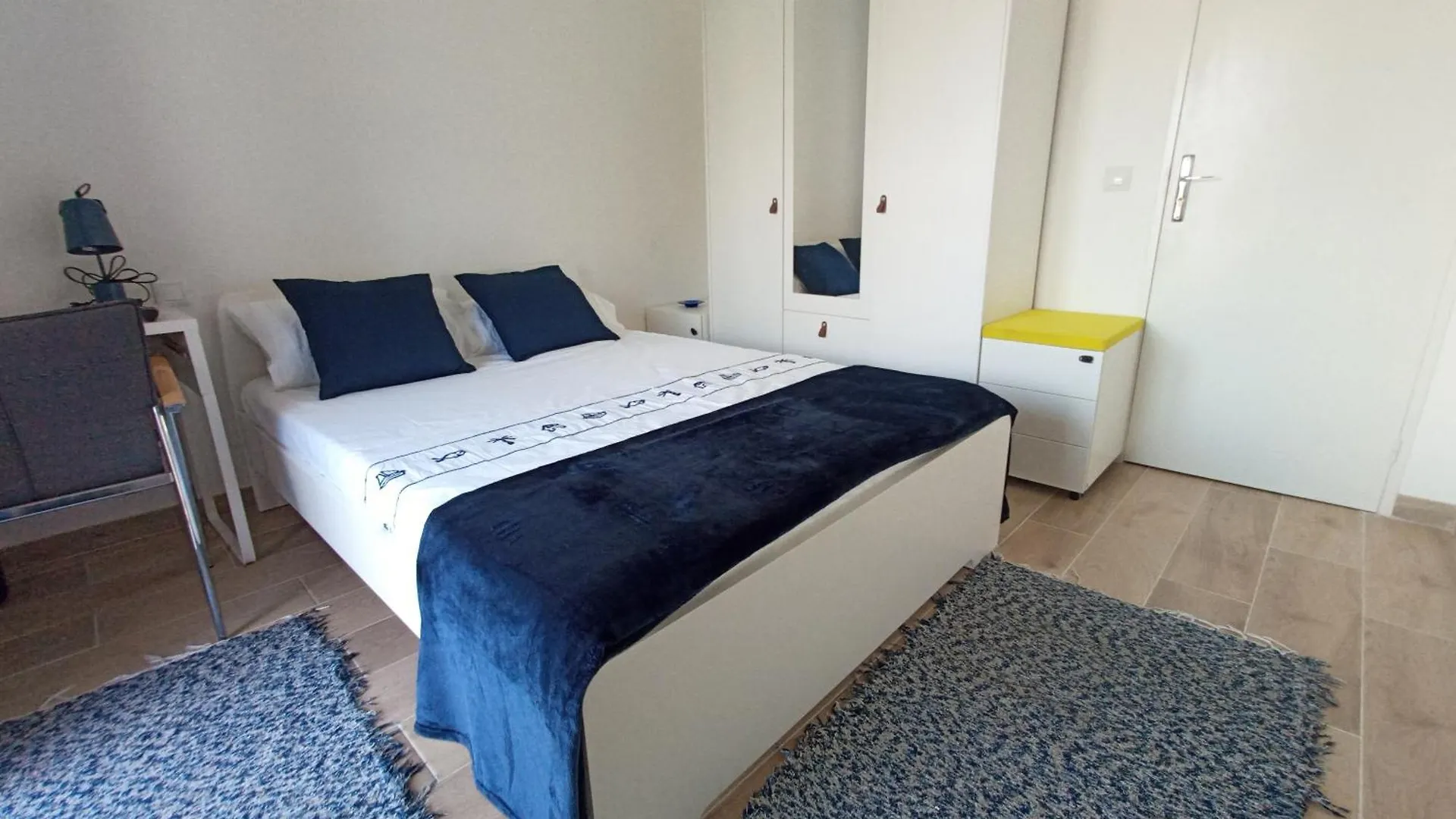 Homestay Private Room In Renovated Apartment - Tram 1 Min Walk Nice