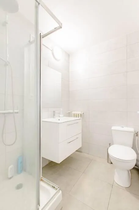 Rum i privatbostad Private Room In Renovated Apartment - Tram 1 Min Walk Nice